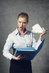 femme d'affaires cruelle déchirant dossier
