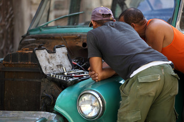 Fototapeta na wymiar Mechanics on a street in Havana