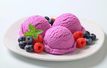 Berry fruit ice cream