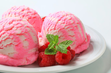 Raspberry ice cream