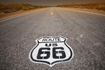 Tuinposter Route 66 Route 66 stoepbord zonsopgang in de Mojave-woestijn van Californië.
