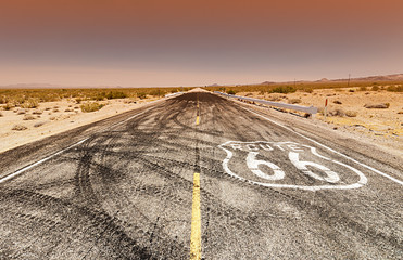 Route 66 stoepbord zonsopgang in de Mojave-woestijn van Californië.