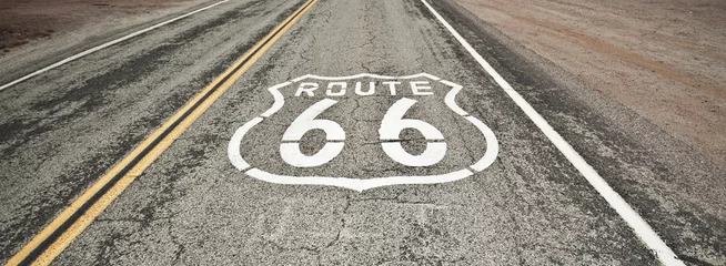 Fototapete Route 66 Route 66 Bürgersteig Zeichen Sonnenaufgang in der kalifornischen Mojave-Wüste.