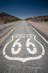 Route 66 stoepbord zonsopgang in de Mojave-woestijn van Californië.