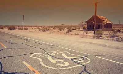 Crédence de cuisine en verre imprimé Route 66 Route 66 signe de la chaussée lever du soleil dans le désert de Mojave en Californie.
