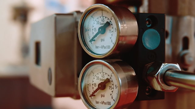 Pressure measurement. Two pressure gauge at zero