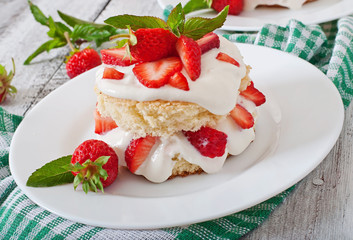 Sponge cake with cream and strawberries