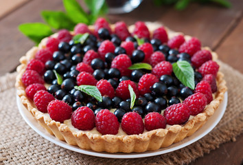 Tart with berries and custard