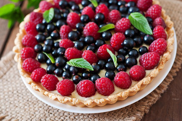Tart with berries and custard