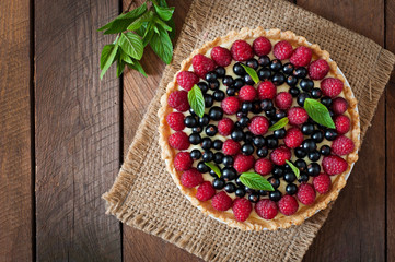 Tart with berries and custard