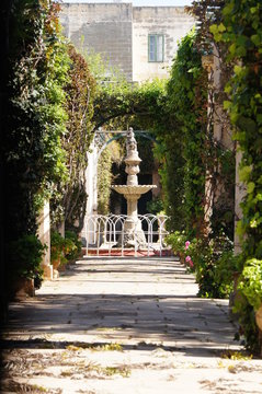 Fontaine dans les jardins du Palais Saint-Antoine 
