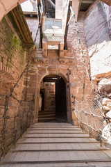 Obraz premium Escalier, pont-levis et porte massive en fer forgée