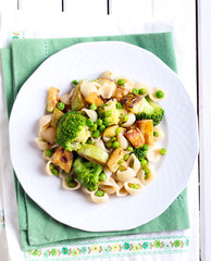 Broccoli, zucchini and pea pasta shell