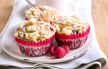 Raspberry crumble muffins