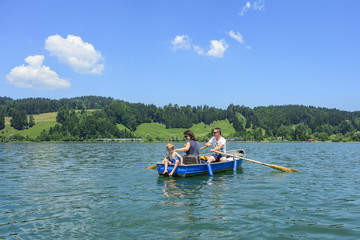 Fototapeta na wymiar Familie hat Spass beim Rudern auf dem See