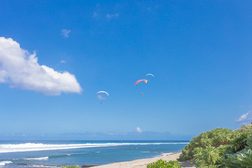 voiles de parapentes dans le ciel de Saint-Leu, île  Réunion