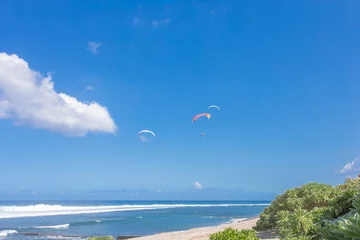 Gartenposter voiles de parapentes dans le ciel de Saint-Leu, île  Réunion © Unclesam