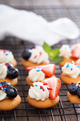 Tiny sweet treats with vanilla wafers 