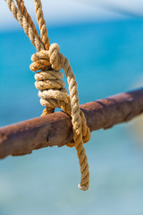 Seemannsknoten vor Meereshintergrund