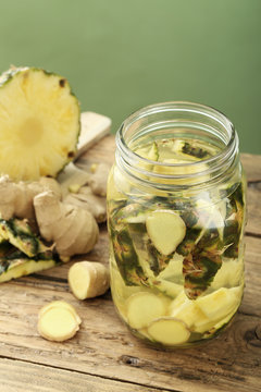 acqua disintossicante con frutta ananas e zenzero sfondo rustico
