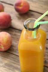 pesche succo di frutta in bottiglia sfondo rustico