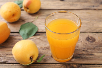 albicocche succo di frutta in bicchiere sfondo rustico