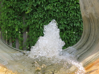 Wasserspiel in Garten