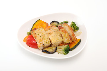 お皿にもった バジル グリルチキン 鶏肉 おかず 白背景