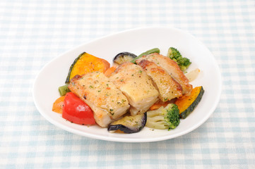 お皿にもった バジル グリルチキン 鶏肉 おかず テーブル