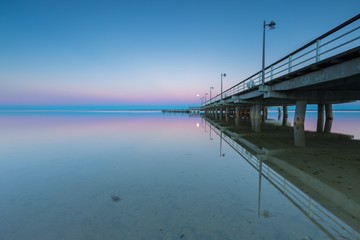Obraz premium Landscape of pier in Jastarnia photographed before sunrise