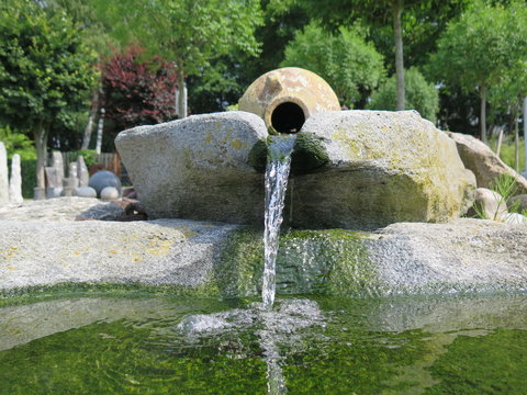Teich mit Wasserfall -Amphore