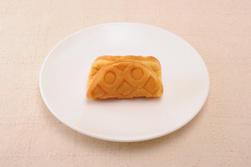 お皿にのせた ワッフル ロール カスタードクリーム テーブル