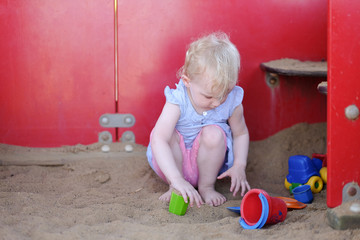 Fototapeta premium sandspielzeug mit mädchen