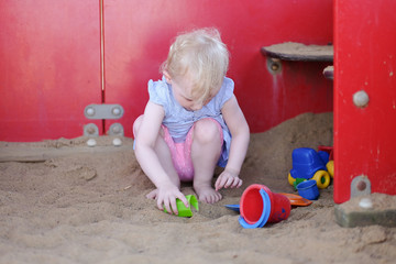 Fototapeta premium sandspielzeug mit mädchen
