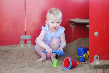 Fototapeta premium sandspielzeug mit mädchen