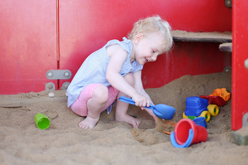 Fototapeta premium sandspielzeug mit mädchen
