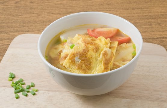 Thai Omelet Soup with Tomatoes, Onion and Scallion