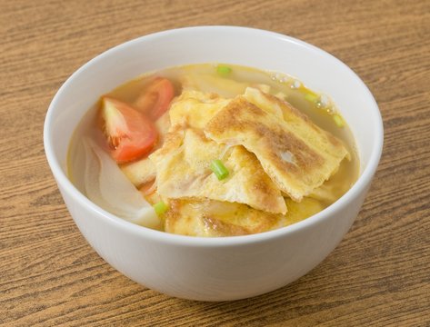 Delicious Thai Omelet Soup with Tomatoes and Scallion