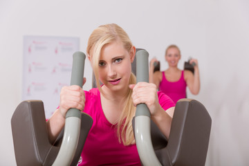 Junge Frauen machen Sportübungen im Fitnessstudio