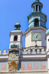 Poznań, ratusz na Starym Rynku - Słynne poznańskie koziołki będące symbolem miasta, ukazujace się raz dziennie o 12- tej. - obrazy, fototapety, plakaty