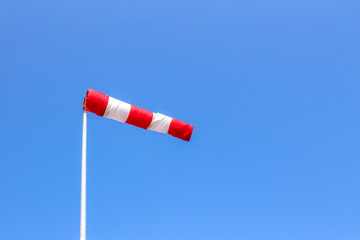 Windfahne vor blauem Himmel 