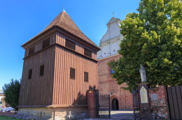 Poznań, zabytkowa drewniana dzwonnica i kościół Św. Wojciecha na wzgórzu Św. Wojciecha © stepmar