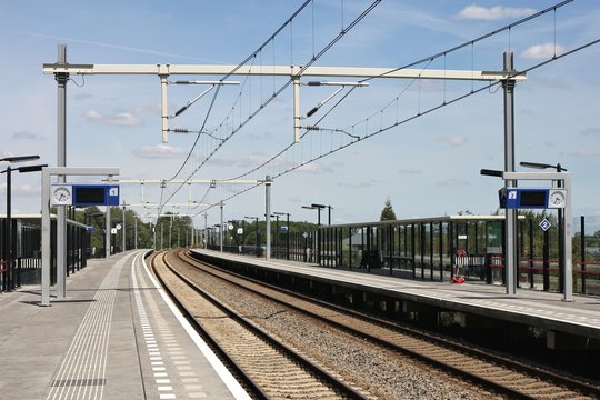 fast menschenleerer Bahnhof an einem sonnigen Tag