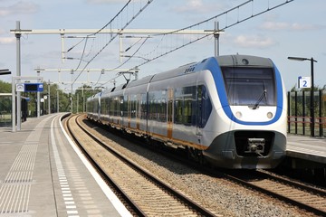 Fototapeta na wymiar Bahnhof mit Regionalbahn