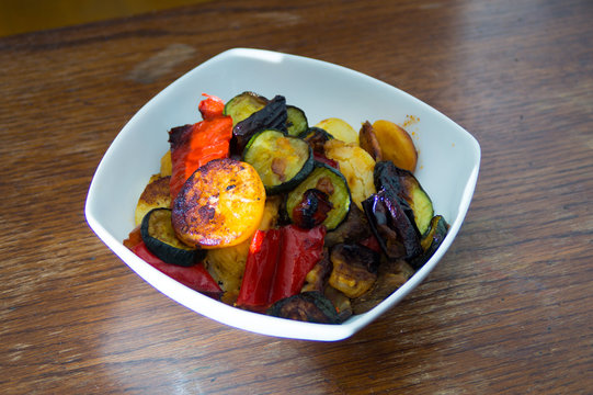Piatto di verdura mista, patate peperoni zucchine
