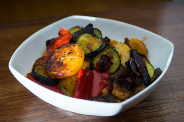 Piatto di verdura mista, patate peperoni zucchine