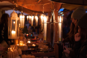 Marktstand mit kerzenlicht
