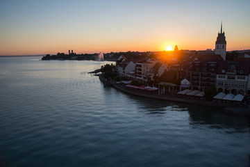 Naklejka premium Sonnenuntergang über Friedrichshafen am schönen Bodensee