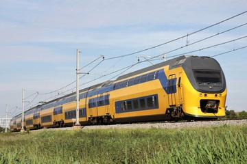 Zug auf einem Bahndamm