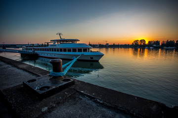 Fototapeta premium Schiff bei Mainz am Rhein im Sonnenaufgang
